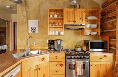 Big Sky House | Ski-In/Out Mountain Cabin Home! Private Hot Tub, Stunning Views, 7min Drive to R