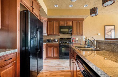 Champion House | SKI in/out on the SOUTHWIND TRAIL, HOT TUB.- best location in Seven Springs