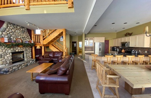 Silver Star Mountain House | Ski-in/out Silver Star home to Nordic trail & 100 m to Alpine Meadows chairlift!