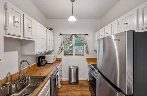 West Hartford Condo | Ski-in/out Ski Hill, Cozy Fireplace | Kingswood 1D