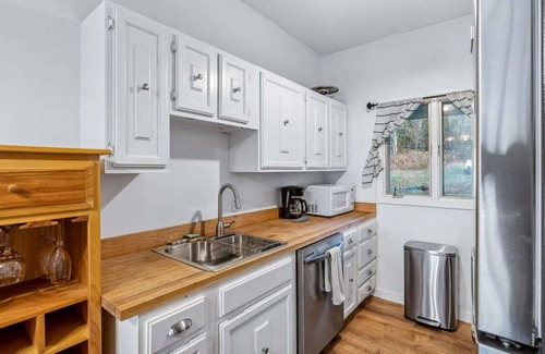 West Hartford Condo | Ski-in/out Ski Hill, Cozy Fireplace | Kingswood 1D