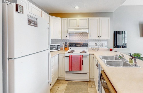 Snow Pine Estates House | Ski-in/out townhouse with mountain views, hot tub, gas grill, fireplace, & W/D
