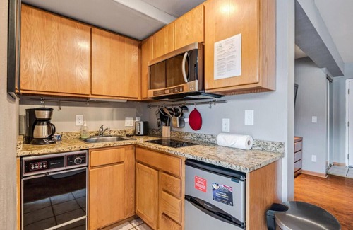 Four O'Clock Apartment | Ski-In/Out Walk to Town Hot Tubs