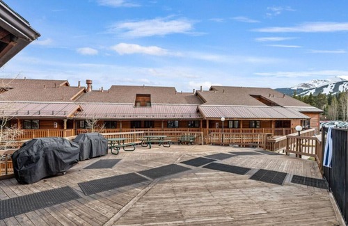 Four O'Clock Apartment | Ski-In/Out Walk to Town Hot Tubs