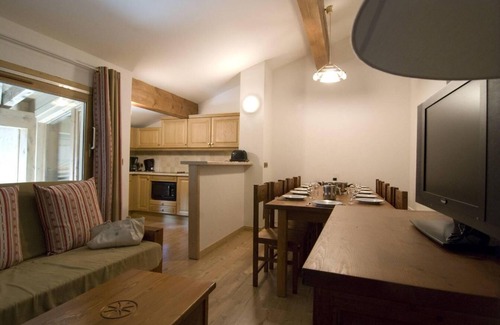 Pralognan-la-Vanoise Apartment | Ski-in/ski-out & foot of the slopes, terrace, balcony, tv, ski locker, 57m², Pralognan-la-Vanoise