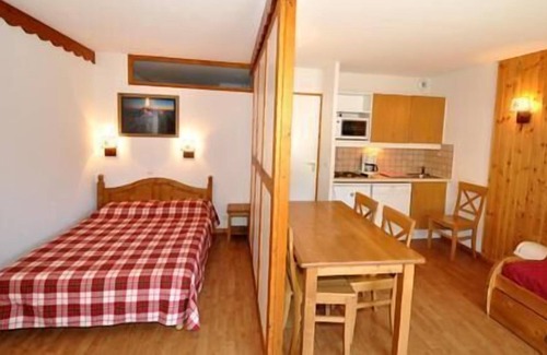 Puy-Saint-Vincent Apartment | Ski-in/ski-out & foot of the slopes, fitness, swimming pool, balcony, tv, 39m², Puy-Saint-Vincent
