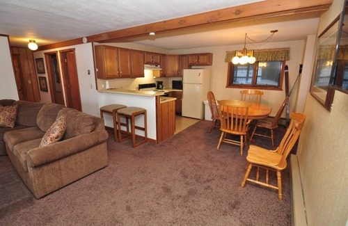 Upson House | Ski-in ski-out 1 Bdrm Chalet w sauna on slopes & lake - sleeps 2