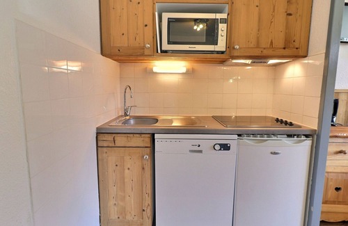 La Perriere Apartment | Ski-in/Ski-out Apartment in La Tania - Sleeps 4, Balcony, Close to Center