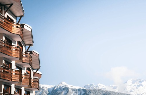La Perriere Apartment | Ski-in/Ski-out Apartment in La Tania - Sleeps 4, Balcony, Close to Center