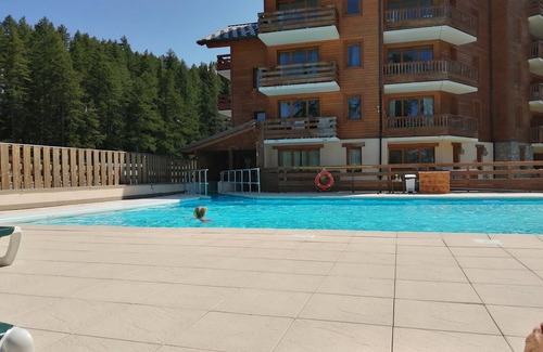 Les Claux Apartment | Ski in ski out apartment heated pool l'albane