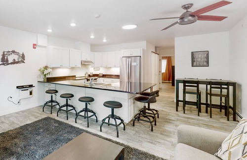 Warren Condo | Ski-in/ski-out condo near the slopes with pool, fast WiFi & garden-level patio