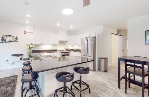 Warren Condo | Ski-in/ski-out condo near the slopes with pool, fast WiFi & garden-level patio