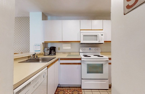 West Dover Condo | Ski-in/ski-out condo w/deck, wood-burning fireplace, wifi, community amenities