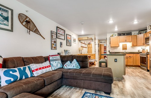 Warren Condo | Ski-In/Ski-Out Condo with Fireplace, Fast WiFi, Washer/Dryer & Seasonal Pool