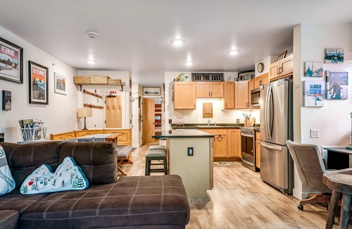Warren Condo | Ski-In/Ski-Out Condo with Fireplace, Fast WiFi, Washer/Dryer & Seasonal Pool