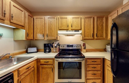 Warren Condo | Ski-in/ski-out condo with mountain view, seasonal pool