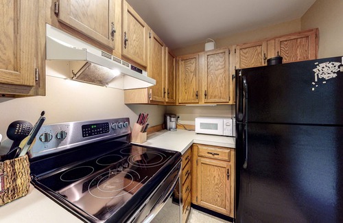 Warren Condo | Ski-in/ski-out condo with mountain view, seasonal pool