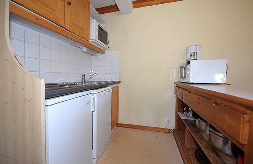 Les Bruyeres Apartment | Ski-in/ski-out & foot of the slopes, 2nd floor, balcony, tv, ski locker, 40m², Les Menuires