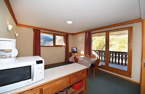 Les Bruyeres Apartment | Ski-in/ski-out & foot of the slopes, 2nd floor, balcony, tv, ski locker, 40m², Les Menuires