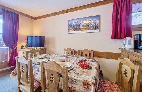 Les Bruyeres Apartment | Ski-in/ski-out & foot of the slopes, 1st floor, balcony, tv, ski locker, 44m², Les Menuires