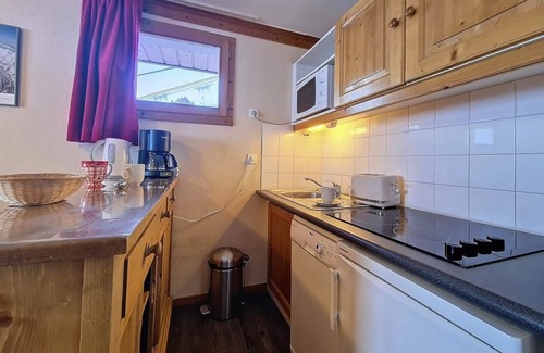 Les Bruyeres Apartment | Ski-in/ski-out & foot of the slopes, 1st floor, balcony, tv, ski locker, 44m², Les Menuires