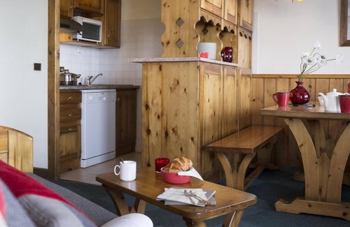 Val-Thorens Apartment | Ski-in/ski-out & foot of the slopes, fitness, balcony, tv, ski locker, 49m², Val Thorens