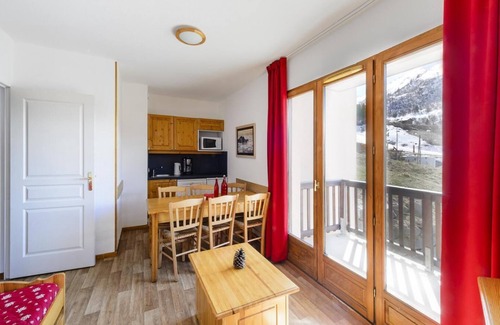 Valmeinier Apartment | Ski-in/ski-out & foot of the slopes, swimming pool, ski locker, 32m², Valmeinier