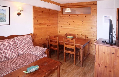 Les Orres Apartment | Ski-in/ski-out & foot of the slopes, 1st floor, fitness, swimming pool, sauna, balcony, tv