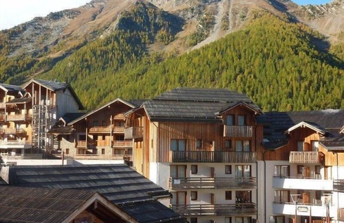Les Orres Apartment | Ski-in/ski-out & foot of the slopes, 3rd floor, fitness, swimming pool, sauna, balcony, tv