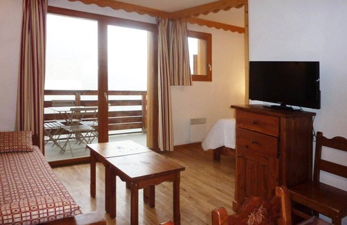 Les Orres Apartment | Ski-in/ski-out & foot of the slopes, 3rd floor, fitness, swimming pool, sauna, balcony, tv
