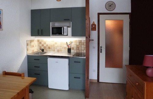 Les Orres Apartment | Ski-in/ski-out & foot of the slopes, 5th floor, view valley, balcony, tv, 21m², Les Orres