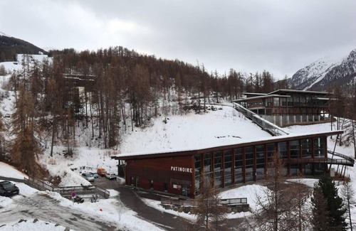Les Orres Apartment | Ski-in/ski-out & foot of the slopes, 5th floor, view valley, balcony, tv, 21m², Les Orres