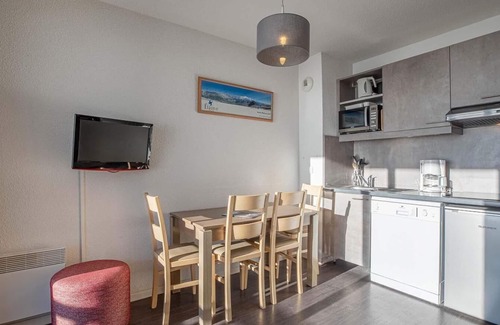 Flaine Apartment | Ski-in/ski-out & foot of the slopes, fitness, swimming pool, sauna, balcony, tv, ski locker, 28m²