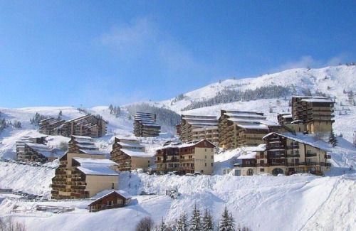 Auris Apartment | Ski-in/ski-out & foot of the slopes, 2nd floor, view panoramic, balcony, tv, ski locker, 55m²