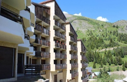 Auris Apartment | Ski-in/ski-out & foot of the slopes, 2nd floor, view panoramic, balcony, tv, ski locker, 55m²