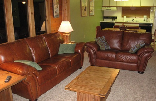 White Condo | Ski- In, Ski- Out, Ground Floor, Wi-Fi , use of hot tub & fireplace in Lounge