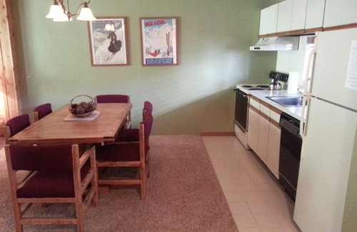 White Condo | Ski- In, Ski- Out, Ground Floor, Wi-Fi , use of hot tub & fireplace in Lounge