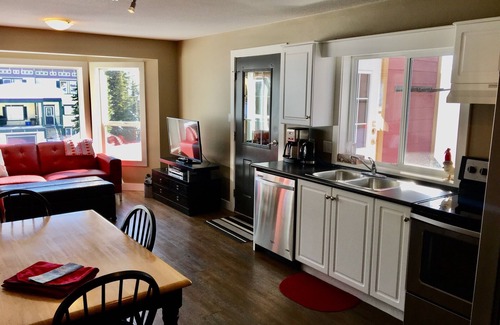 Silver Star Mountain Condo | Ski-in Ski-out, Hot tub, Heated Wax Room, Laundry, Bright