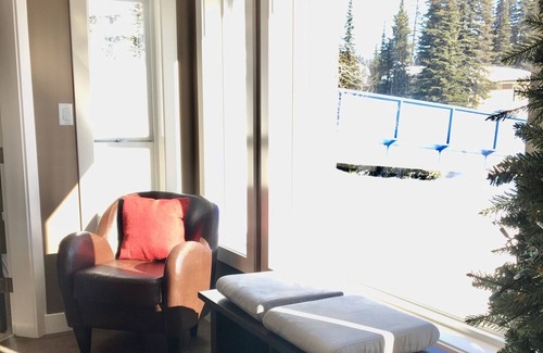 Silver Star Mountain Condo | Ski-in Ski-out, Hot tub, Heated Wax Room, Laundry, Bright