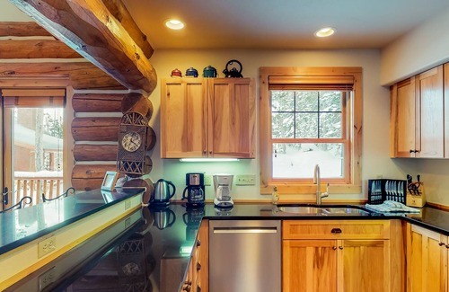 Powder Ridge House | Ski-in/ski-out log home with private hot tub - great mountain views