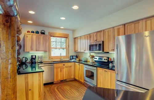 Powder Ridge House | Ski-in/ski-out log home with private hot tub - great mountain views
