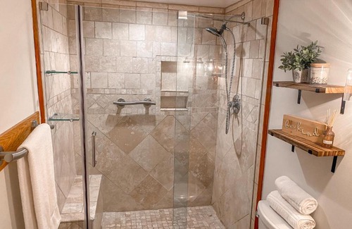 Snowshoe Apartment | Ski-In Ski-out Luxury Condo with Hot Tub and pools