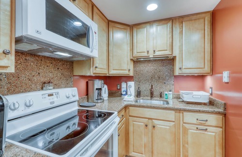 Warren Condo | Ski-In/Ski-Out Second-Floor Condo w/Free WiFi, Mountain Views, & a Shared Pool