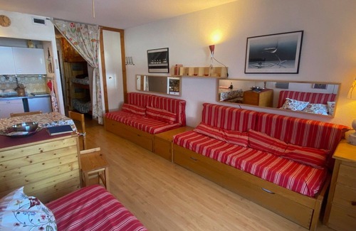 Montgenevre Apartment | Ski-in/ski-out studio for 6 with balcony, equipped kitchen