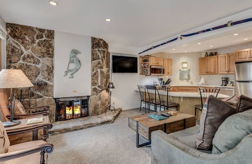 Snowmass Village Condo | 🏔️Ski-In, Ski-Out~Hot Tub~Studio Deluxe 303🏔️
