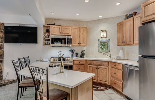 Snowmass Village Condo | 🏔️Ski-In, Ski-Out~Hot Tub~Studio Deluxe 303🏔️