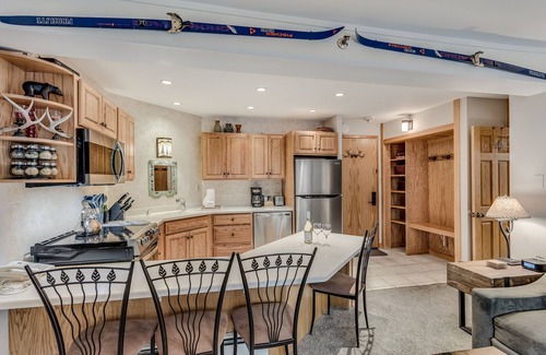 Snowmass Village Condo | 🏔️Ski-In, Ski-Out~Hot Tub~Studio Deluxe 303🏔️