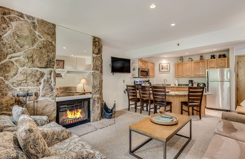 Snowmass Village Condo | 🏔️Ski-In, Ski-Out~Hot Tub~Studio Deluxe 403🏔️