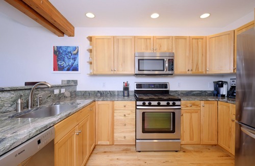 Saddle Ridge House | Ski-in/Ski-out w/Private Hot Tub in Moonlight Basin - Saddle Ridge - Black Bear Chalet