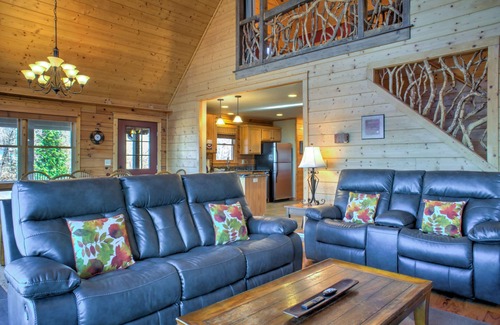 Wolf Laurel Cabin | Ski-In Views & Hot Tub⛷️ Black Bear Lodge + Biltmore Pass